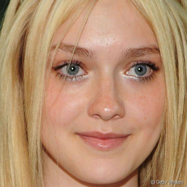 Para participar de uma premiação de moda, em 2010, Dakota Fanning definiu os cílios com bastante máscara e depois iluminou a parte interna dos olhos com sombra prata